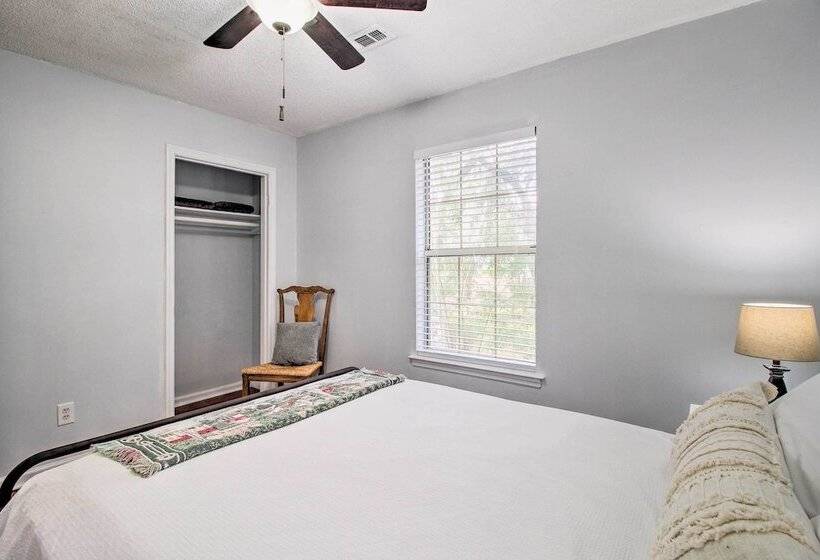 Proximity Place, Cozy Savannah Home W/ Deck!