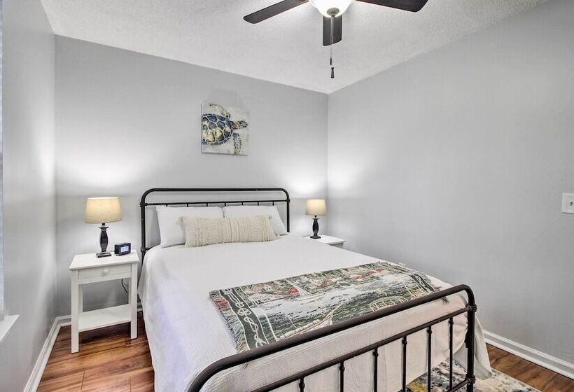 Proximity Place, Cozy Savannah Home W/ Deck!