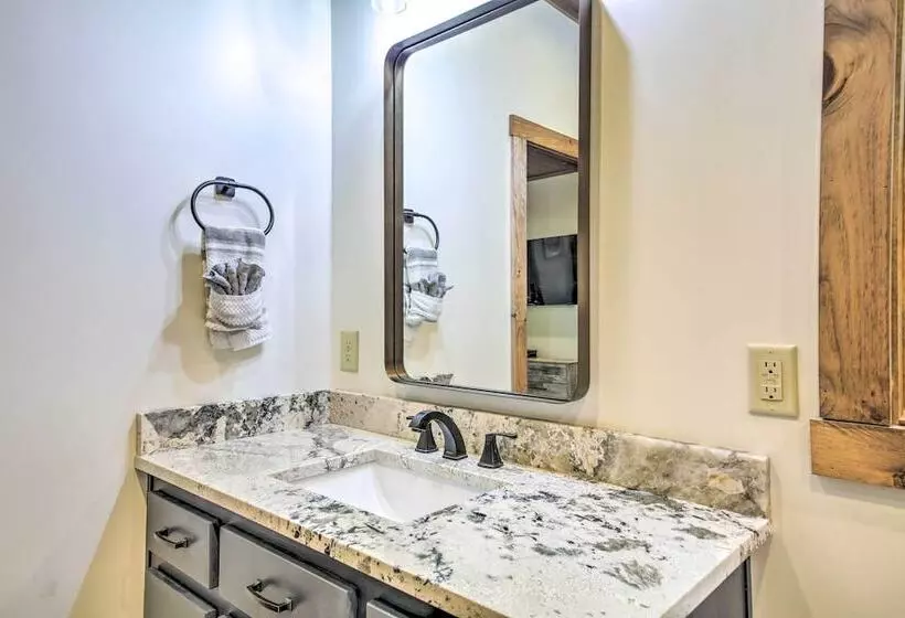 Riverside Mtn Retreat W/ Hot Tub & Game Room!