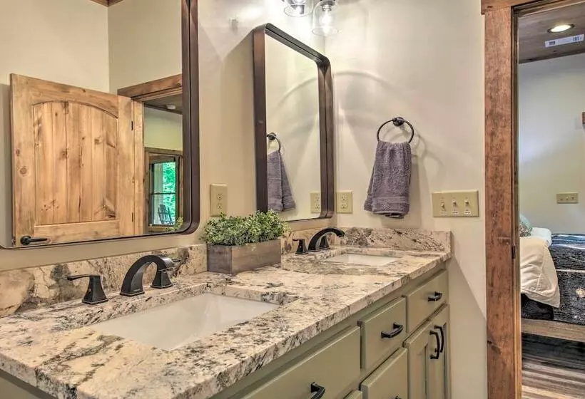 Riverside Mtn Retreat W/ Hot Tub & Game Room!