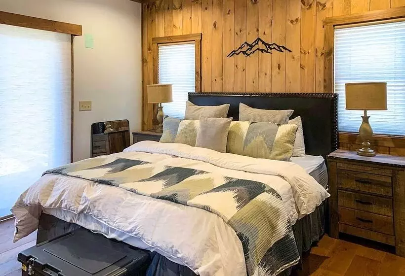 Riverside Mtn Retreat W/ Hot Tub & Game Room!