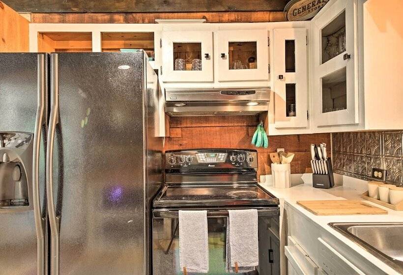 Charming Blue Ridge Mountain Cabin W/ Hot Tub