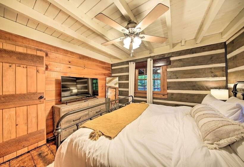 Charming Blue Ridge Mountain Cabin W/ Hot Tub