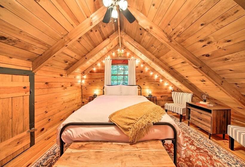 Charming Blue Ridge Mountain Cabin W/ Hot Tub