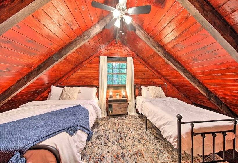 Charming Blue Ridge Mountain Cabin W/ Hot Tub