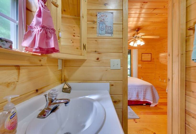 Secluded Cross Creek Cabin W/ Deck & Fire Pit!