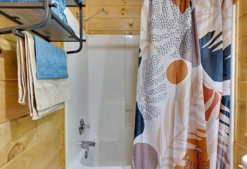 Secluded Cross Creek Cabin W/ Deck & Fire Pit!