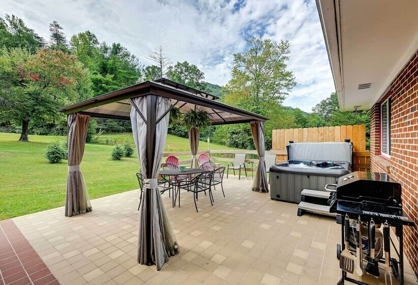 Pet Friendly Home W/ Hot Tub, Patio & Game Room!