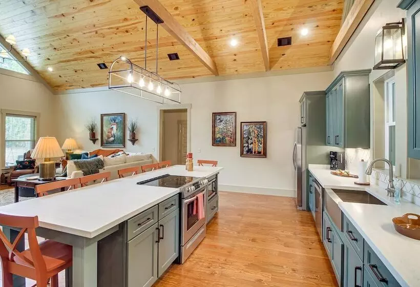 Spacious Midway Cottage W/ Porches, Near Hunting!