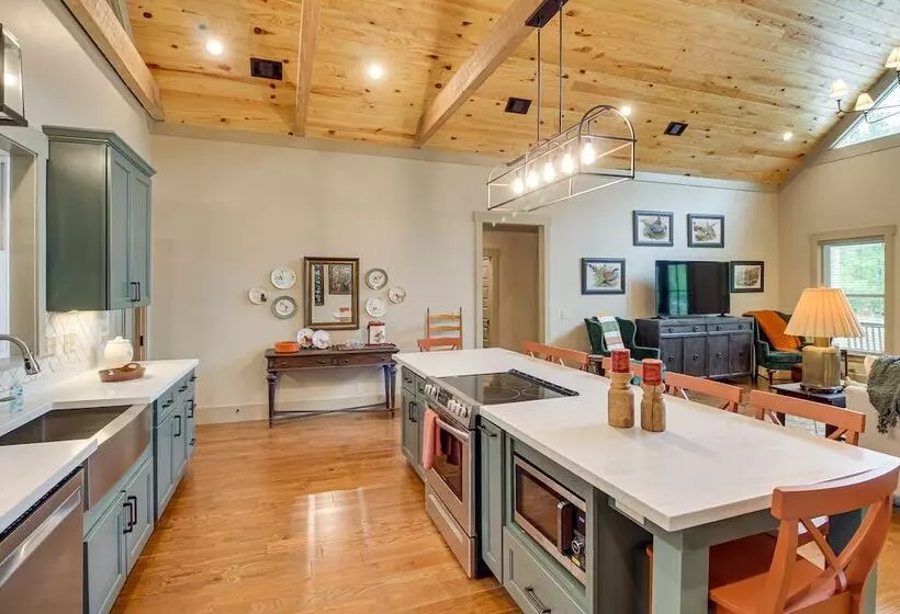 Spacious Midway Cottage W/ Porches, Near Hunting!