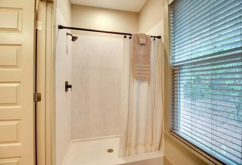 Spacious Midway Cottage W/ Porches, Near Hunting!
