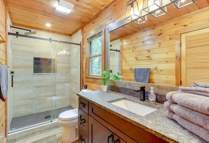 Pet Friendly Cabin W/ Hot Tub In Mineral Bluff!