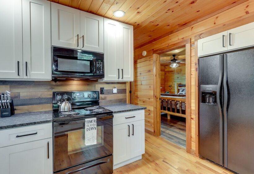 Pet Friendly Cabin W/ Hot Tub In Mineral Bluff!