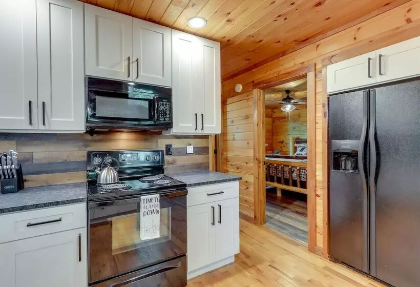 Pet Friendly Cabin W/ Hot Tub In Mineral Bluff!