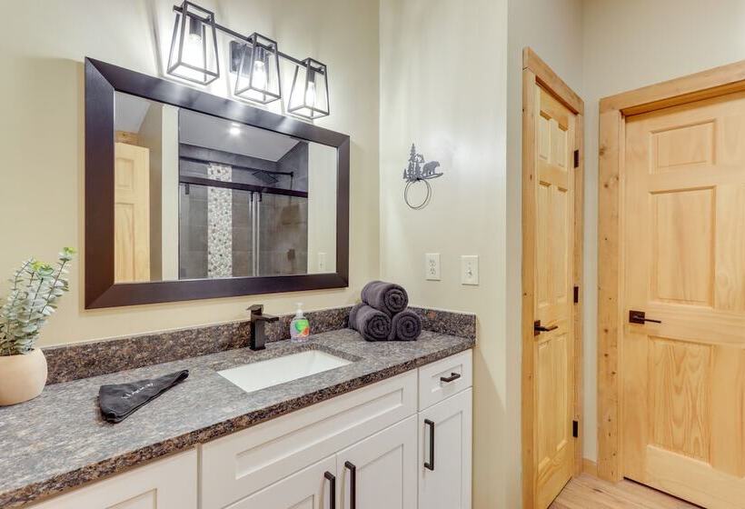 Pet Friendly Cabin W/ Hot Tub In Mineral Bluff!