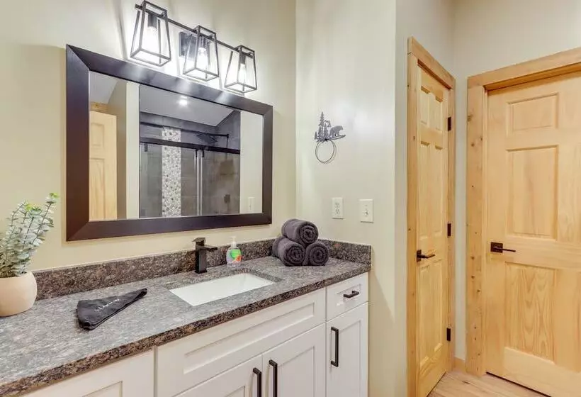 Pet Friendly Cabin W/ Hot Tub In Mineral Bluff!