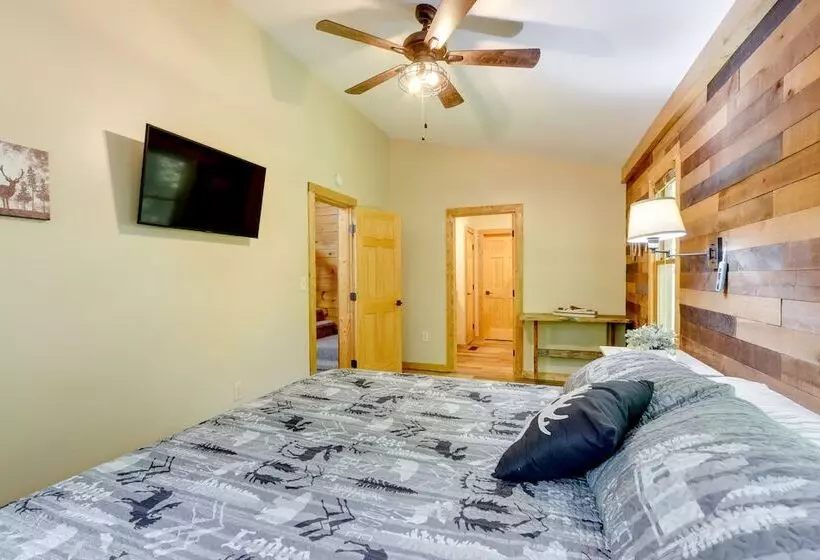 Pet Friendly Cabin W/ Hot Tub In Mineral Bluff!