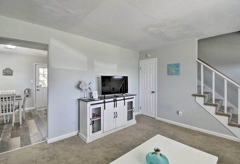 Sunny Norfolk Duplex   Walk To Lake & Beach!