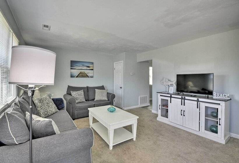 Sunny Norfolk Duplex   Walk To Lake & Beach!