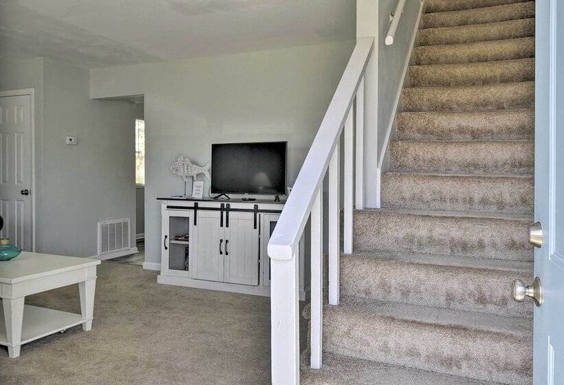 Sunny Norfolk Duplex   Walk To Lake & Beach!