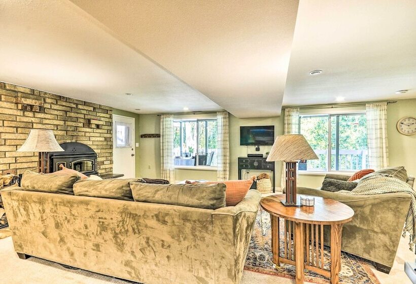 The Owls Nest W/ Hot Tub & Forest Views!