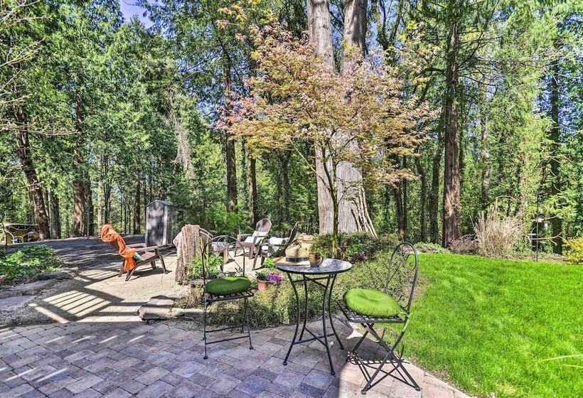 The Owls Nest W/ Hot Tub & Forest Views!