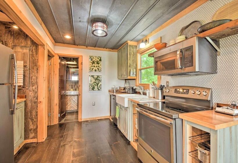 Tree Lined Cabin W/ Breathtaking Mtn Views!