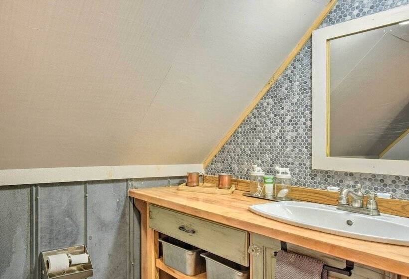 Tree Lined Cabin W/ Breathtaking Mtn Views!