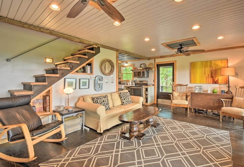 Tree Lined Cabin W/ Breathtaking Mtn Views!