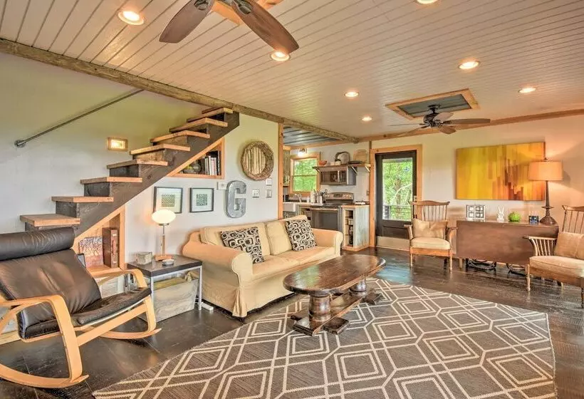 Tree Lined Cabin W/ Breathtaking Mtn Views!