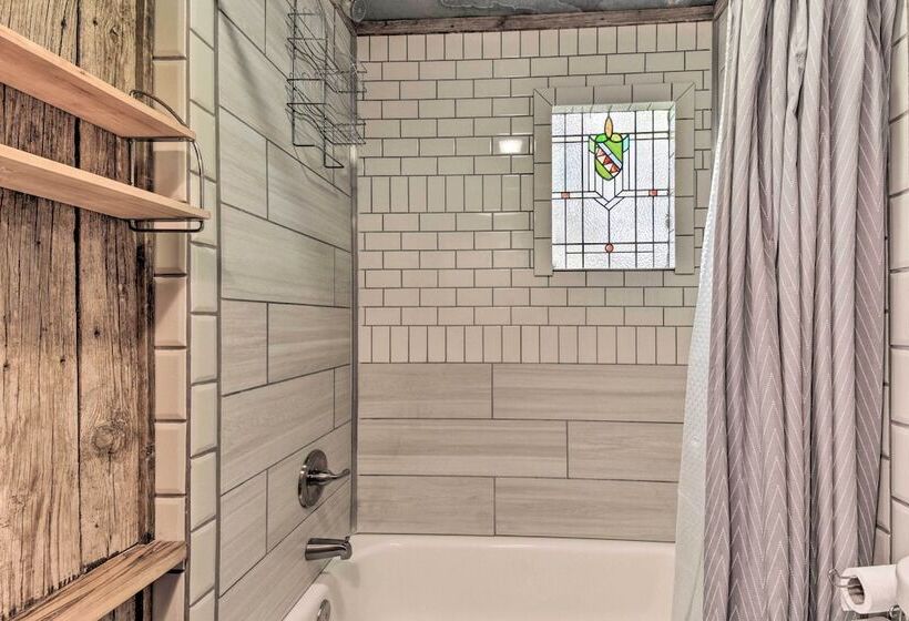 Tree Lined Cabin W/ Breathtaking Mtn Views!