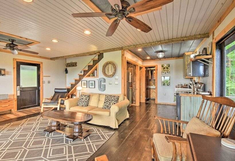 Tree Lined Cabin W/ Breathtaking Mtn Views!