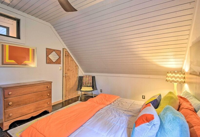 Tree Lined Cabin W/ Breathtaking Mtn Views!