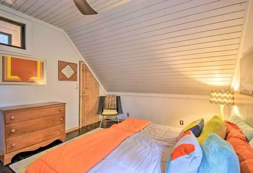 Tree Lined Cabin W/ Breathtaking Mtn Views!