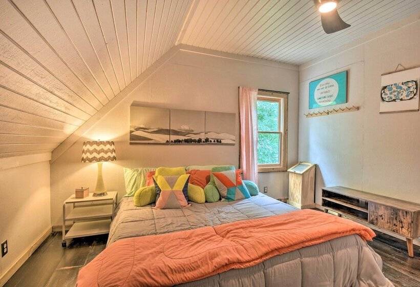 Tree Lined Cabin W/ Breathtaking Mtn Views!