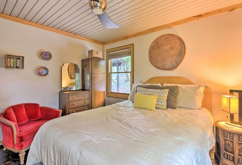Tree Lined Cabin W/ Breathtaking Mtn Views!