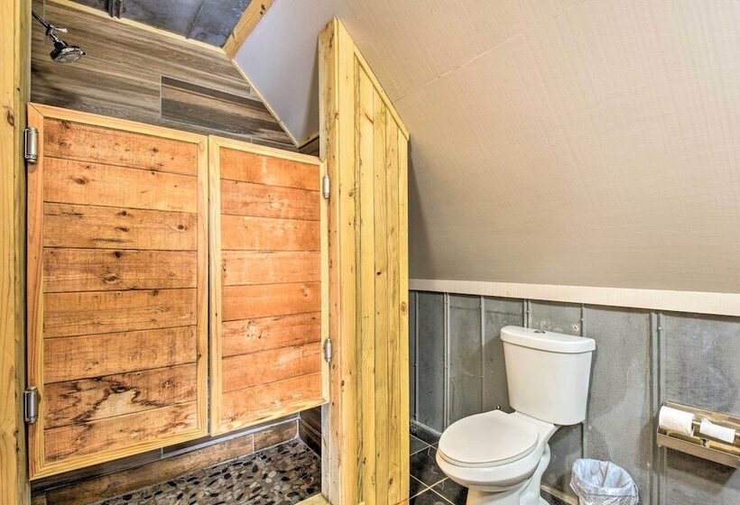 Tree Lined Cabin W/ Breathtaking Mtn Views!