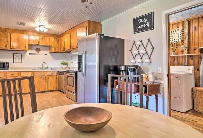 Wine Country Retreat W/ Fire Pit + Sunroom!