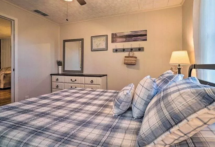 Wine Country Retreat W/ Fire Pit + Sunroom!