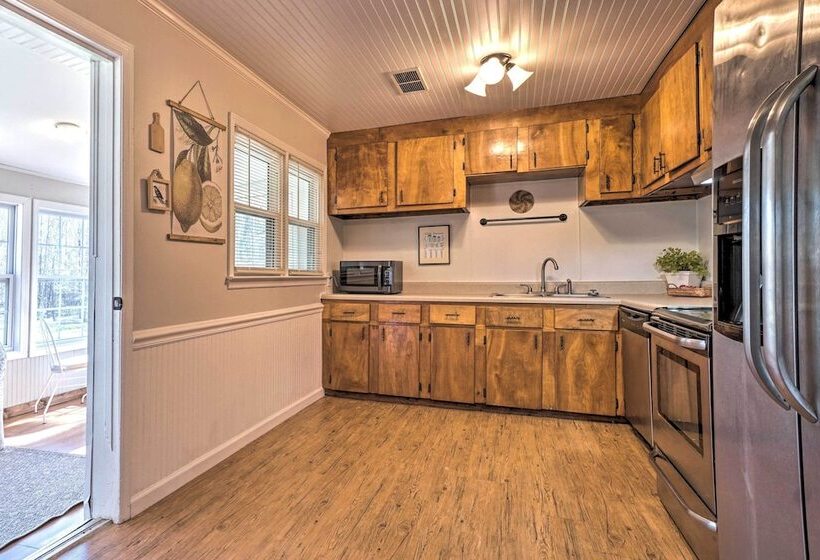 Wine Country Retreat W/ Fire Pit + Sunroom!