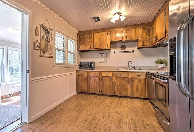 Wine Country Retreat W/ Fire Pit + Sunroom!