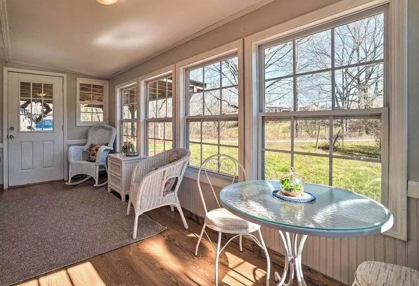 Wine Country Retreat W/ Fire Pit + Sunroom!