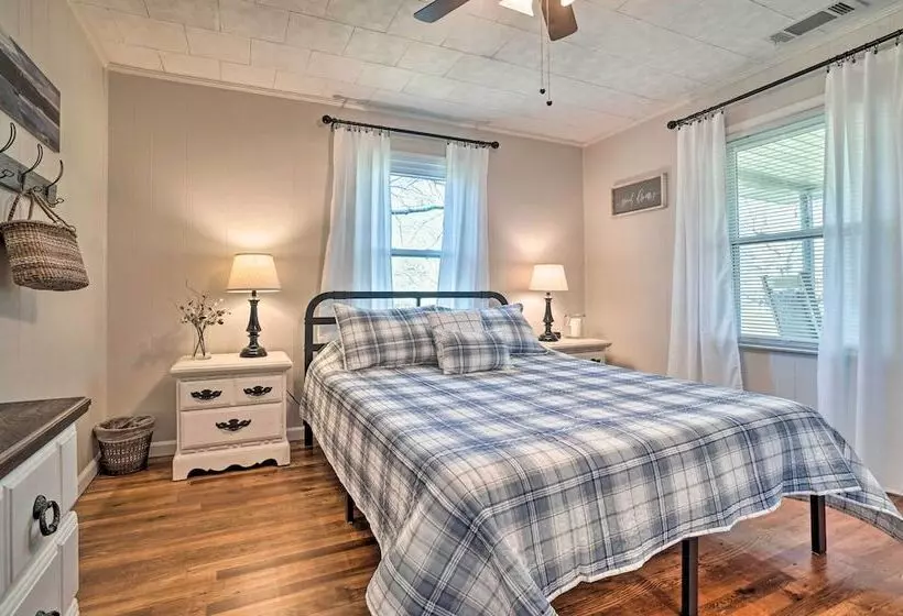 Wine Country Retreat W/ Fire Pit + Sunroom!