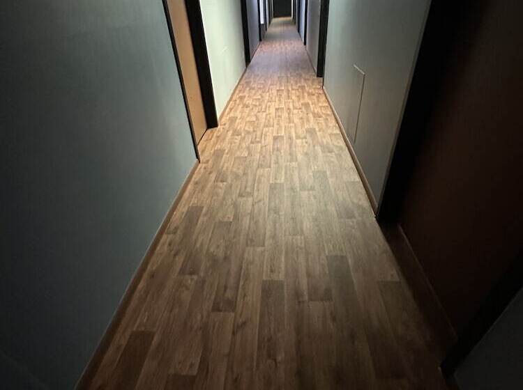 Hostel J E Hotel & Suites