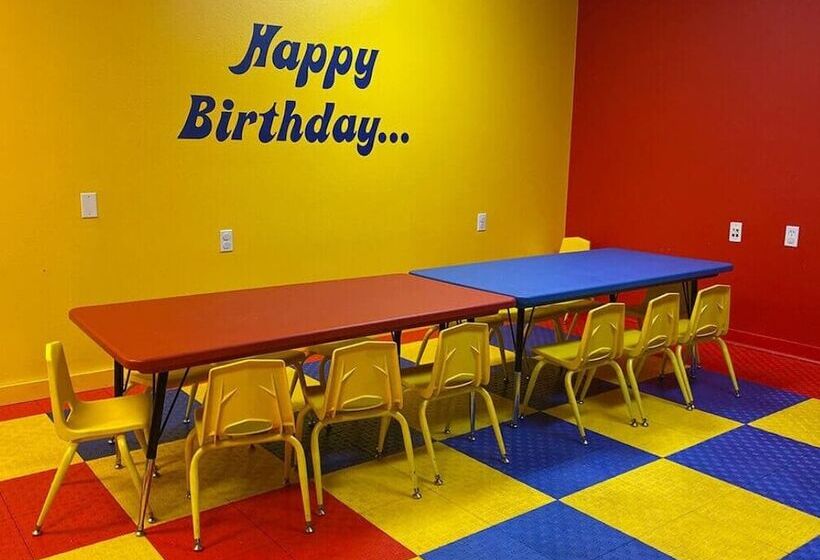 Hostel J E Hotel & Suites