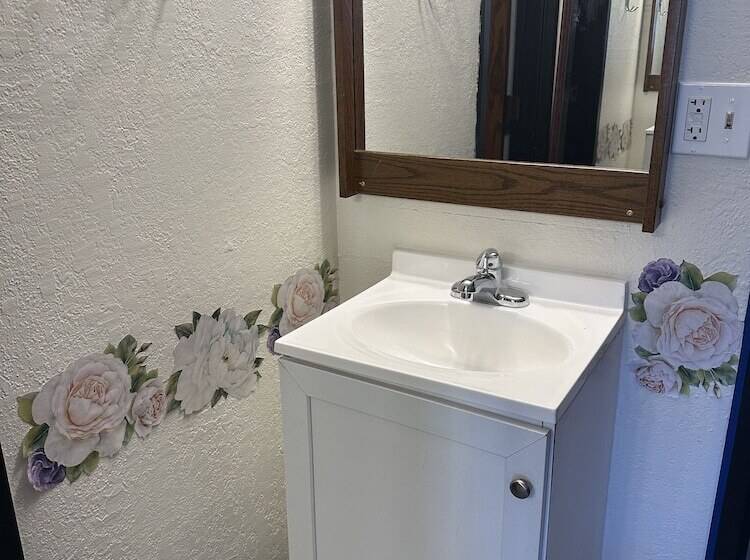 Hostel J E Hotel & Suites