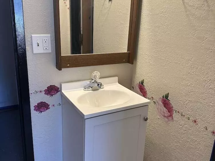 Retkeilymaja J E Hotel & Suites