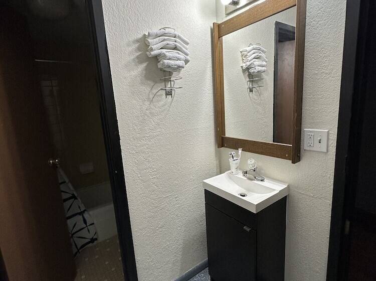 Hostel J E Hotel & Suites