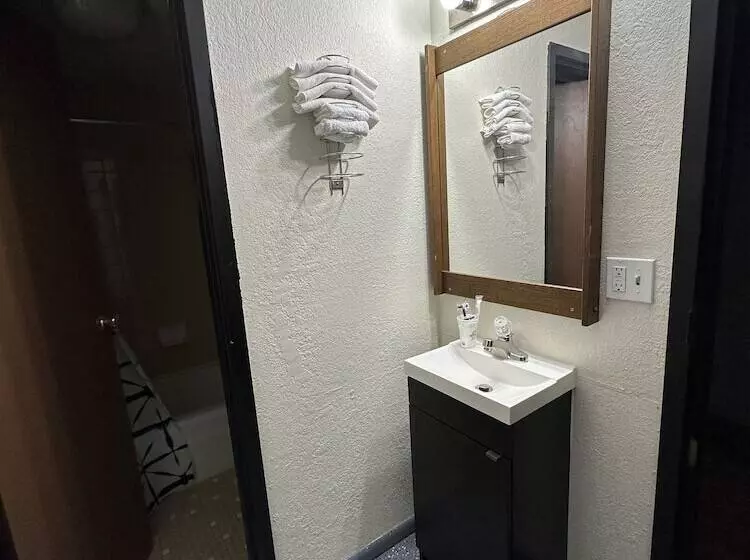 Retkeilymaja J E Hotel & Suites