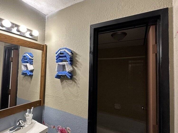 Hostel J E Hotel & Suites